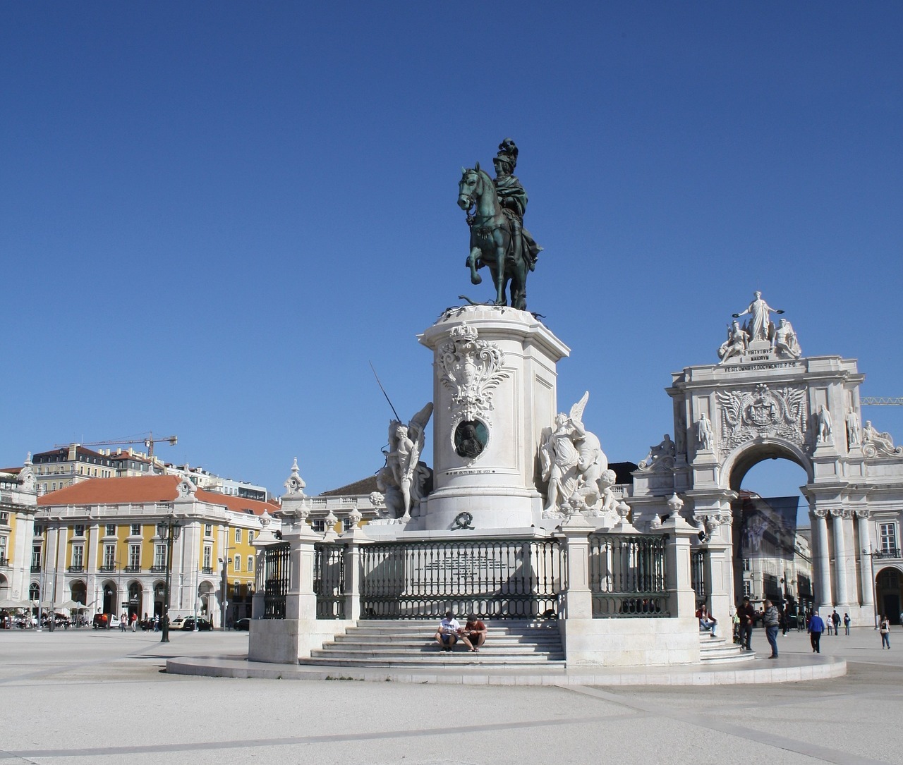 A statue of a person on a horse with Praça do Comércio in the background
AI-generated content may be incorrect.