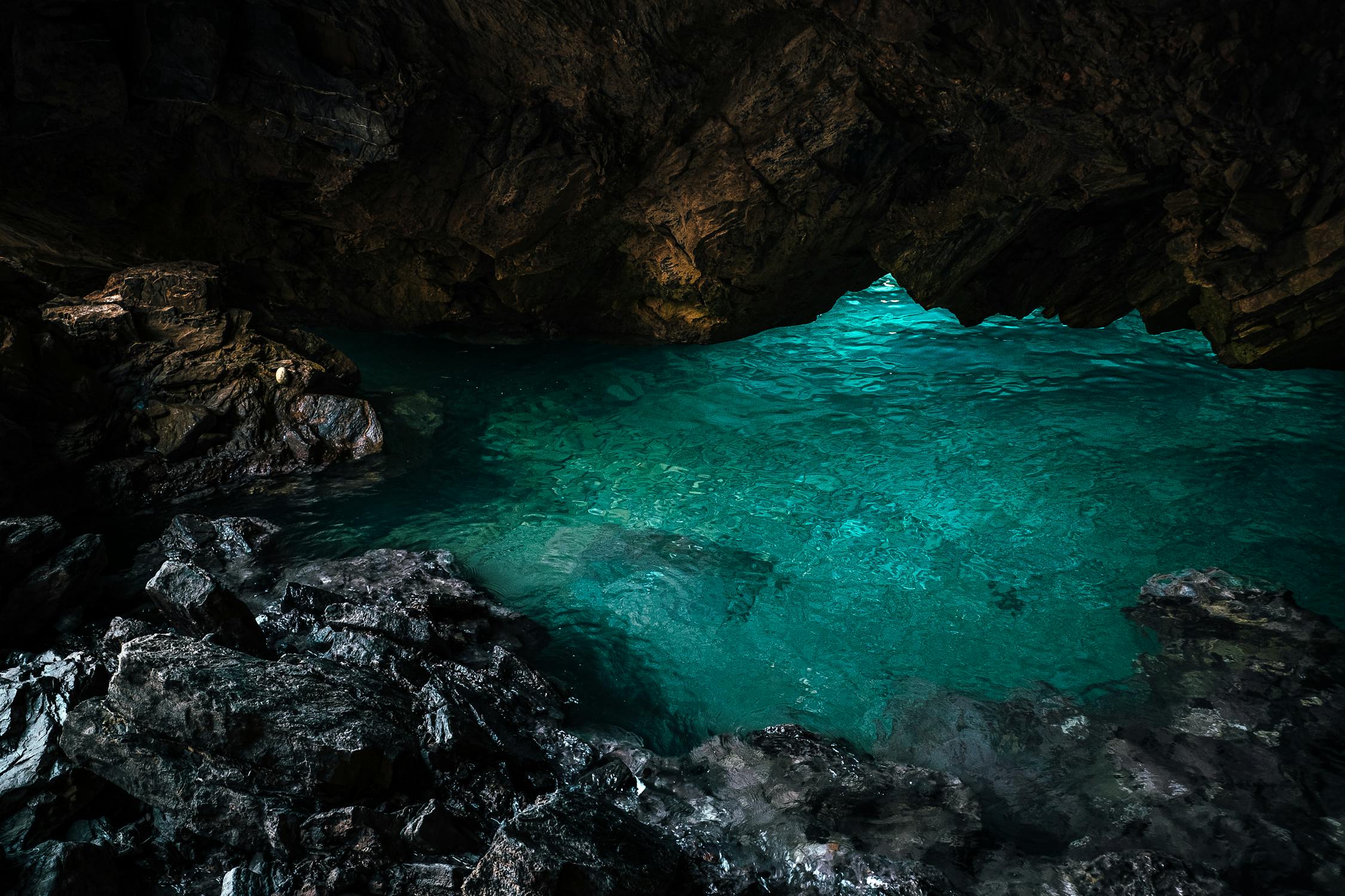 A cave with a blue water

AI-generated content may be incorrect.