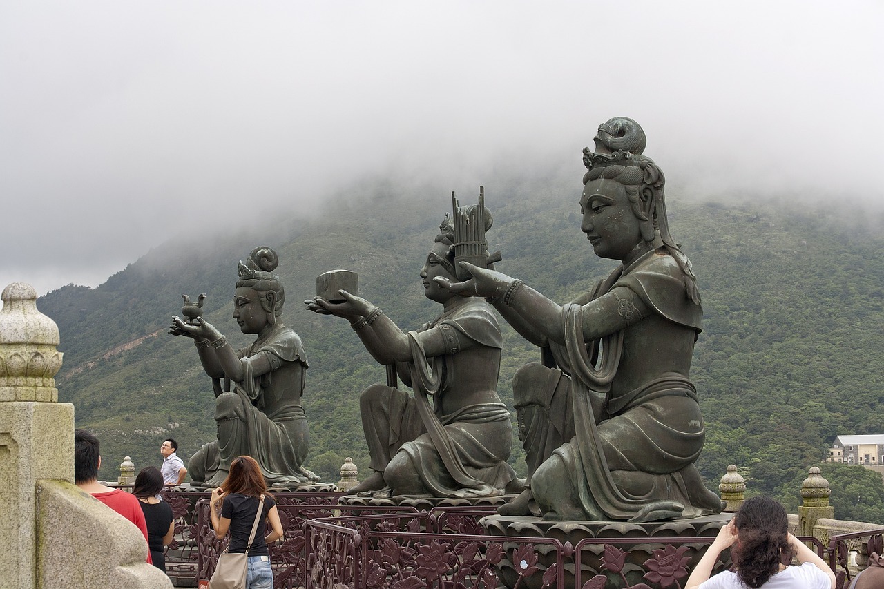 A group of statues on a bridge

AI-generated content may be incorrect.