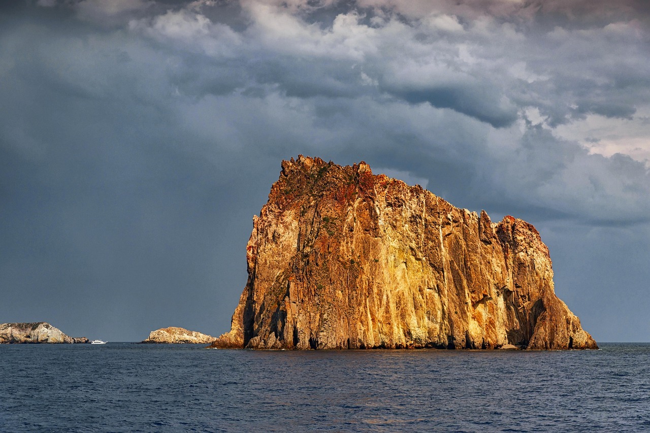 A large rock in the ocean

AI-generated content may be incorrect.