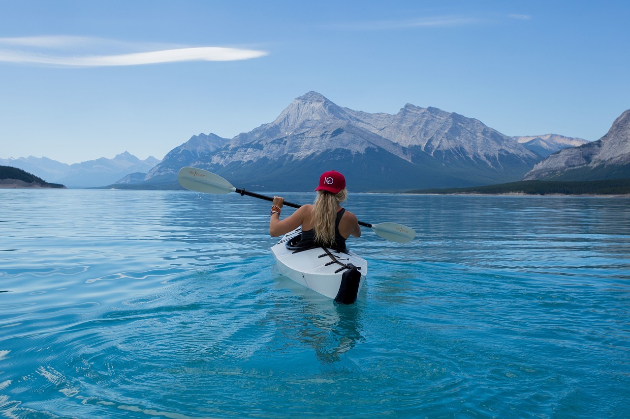 A person in a kayak on the water

AI-generated content may be incorrect.