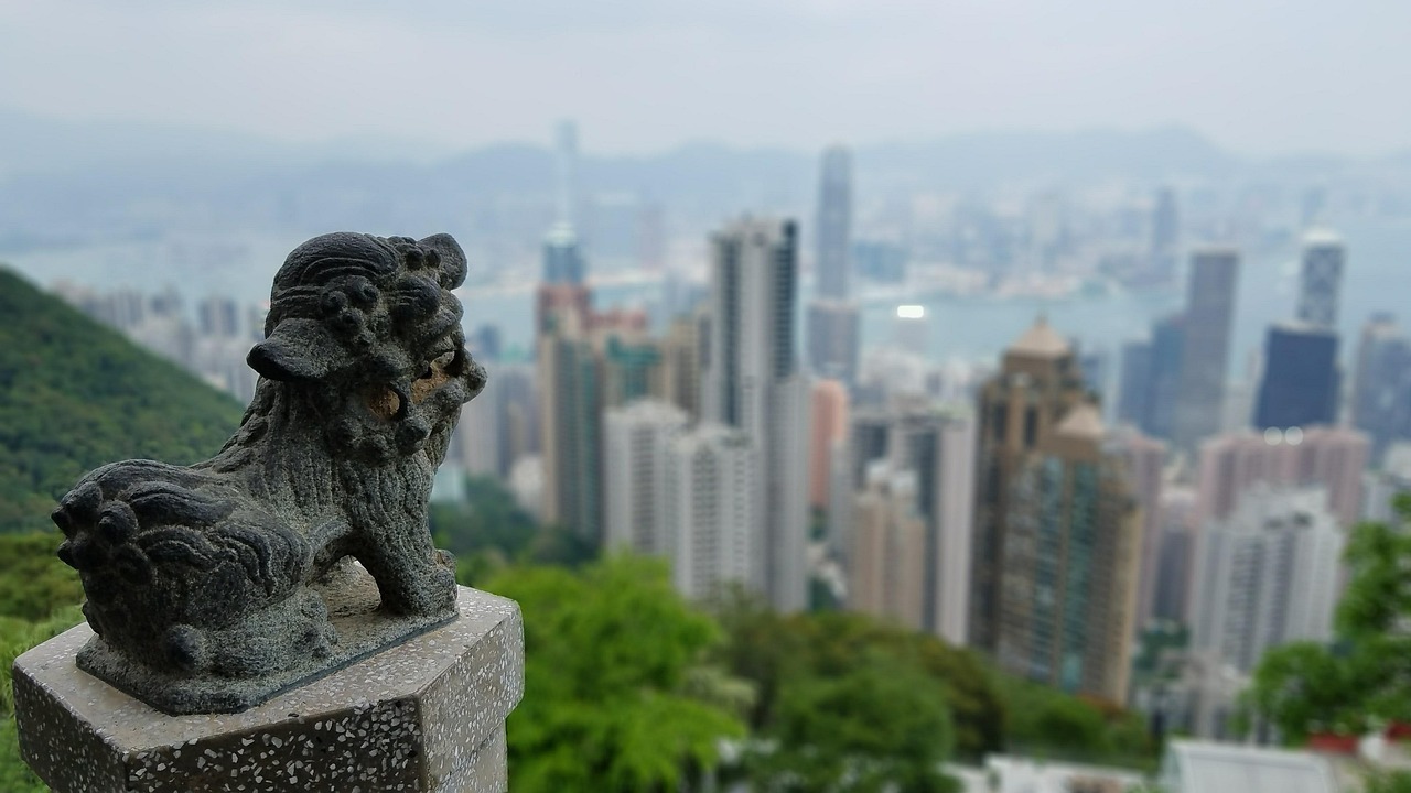 A statue of a lion in front of a city

AI-generated content may be incorrect.
